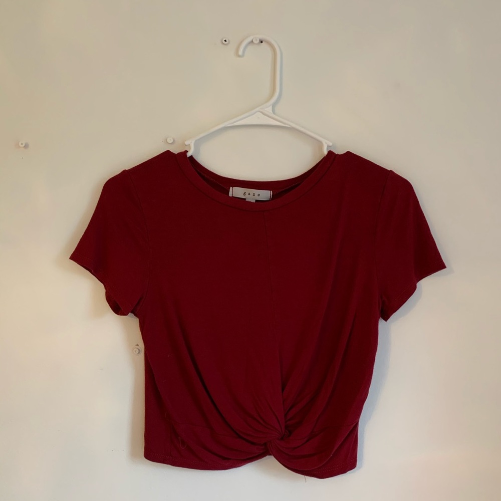 Cropped maroon t-shirt